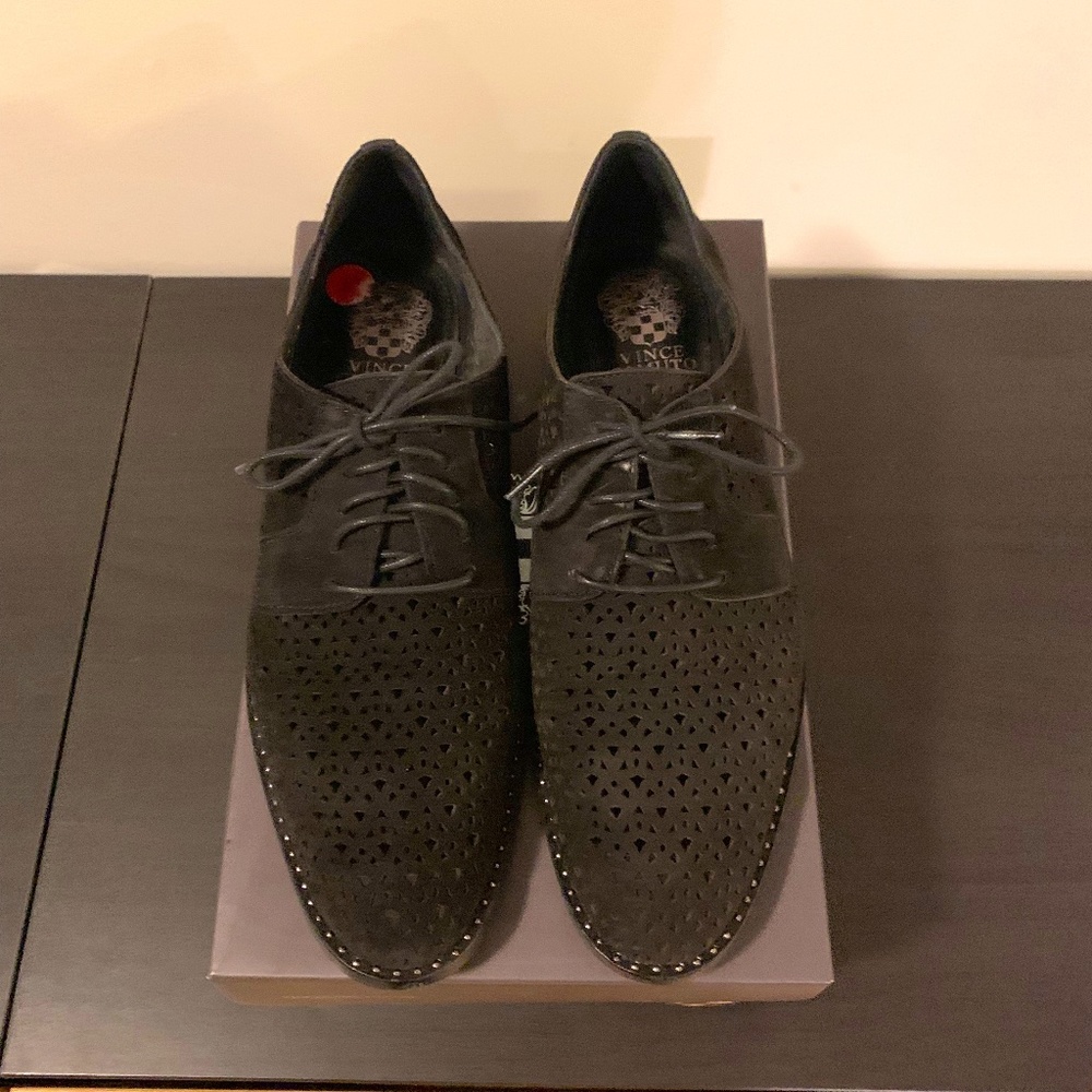 VINCE CAMUTO  Lesta Geo Perforated Oxford 10M